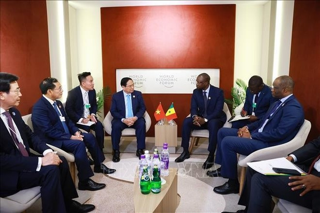 Vue de la rencontre entre le Premier ministre Pham Minh Chinh (à gauche) et le Premier ministre sénégalais Ousmane Sonko, à Tianjin, le 25 juin. Photo : VNA. Vue de la rencontre entre le Premier ministre Pham Minh Chinh (à gauche) et le Premier ministre sénégalais Ousmane Sonko, à Tianjin, le 25 juin. Photo : VNA.