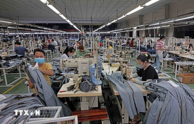 Une chaîne de production de la Sarl Viêt Thang jean. Photo: VNA