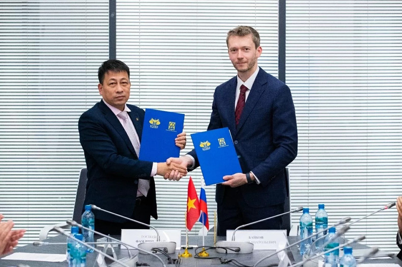 Signature du protocole d’accord de coopération entre la Maison d’édition de l’Éducation du Vietnam et l’Institut d’État des relations internationales de Moscou (MGIMO). (Source : Maison d’édition de l’Éducation du Vietnam) m2-11zon.jpg