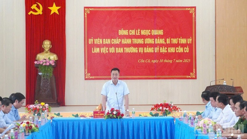 Le secrétaire du Comité provincial du Parti de Quang Tri, Le Ngoc Quang lors de la séance de travail avec la zone spéciale de Con Co. Photo : NDEL. q1.jpg