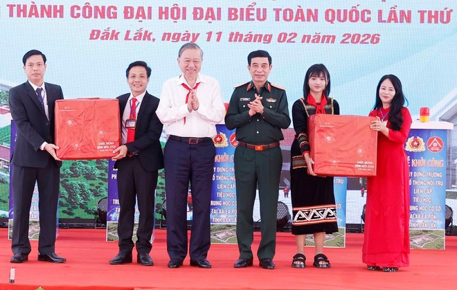 Le secrétaire général Tô Lâm offre des cadeaux à la commune d'Ea Rok et à l’internat primaire et secondaire d’Ea Rok. Photo : VNA