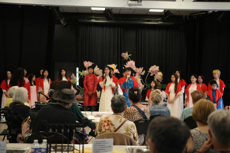 Le chœur de l’école Olympia, venu du Vietnam, présente aux amis français des airs folkloriques empreints d’émotion. 5.jpg