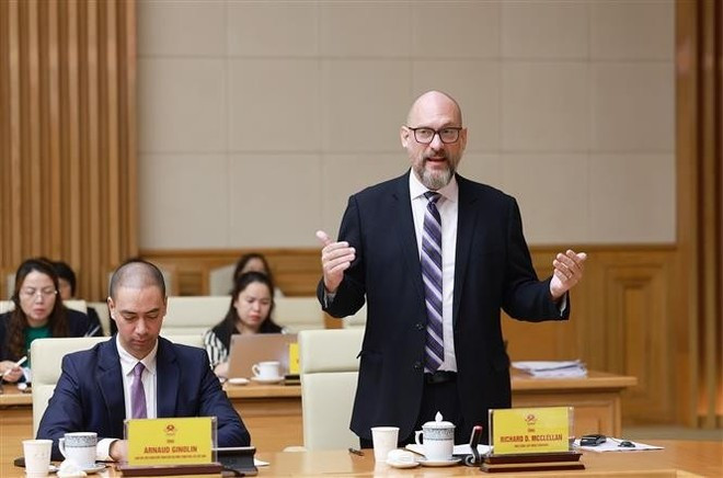 Richard D. McClellan, fondateur et PDG de RMAC Advisory, s’exprimant lors de la conférence, à Hanoi, le 1er novembre. Photo : VNA Richard D. McClellan, fondateur et PDG de RMAC Advisory, s’exprimant lors de la conférence, à Hanoi, le 1er novembre. Photo : VNA