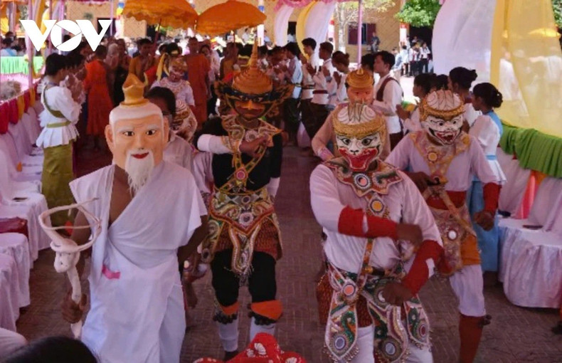 La troupe de danse Robam ouvre la procession, animant l’atmosphère de la fête. Photo: VOV 4-11zon.jpg