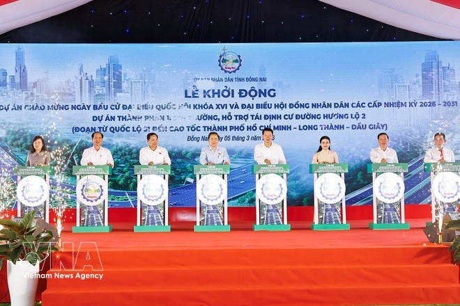 Le président de l'AN Tran Thanh Man assiste à la cérémonie de lancement du premier tronçon du projet routier Huong Lo 2. Photo: VNA
