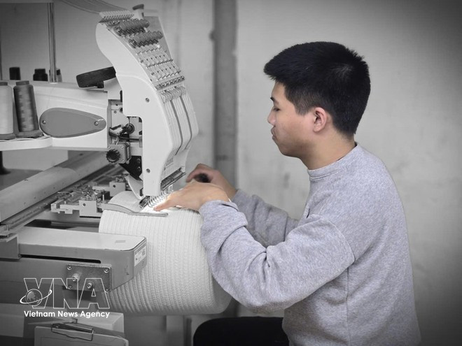 L'entreprise de bambou et de rotin de Ha Linh favorise la transformation numérique de son processus de production. Photo : Bnews/VNA