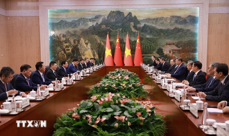 La rencontre à Tianjin entre le Premier ministre vietnamien Pham Minh Chinh (gauche) et le secrétaire général du Parti communiste chinois et président chinois, Xi Jinping. Photo : VNA thu-tuong-hoi-kien-tong-bi-thu-chu-tich-nuoc-trung-quoc-tap-can-binh-8247016-5.jpg