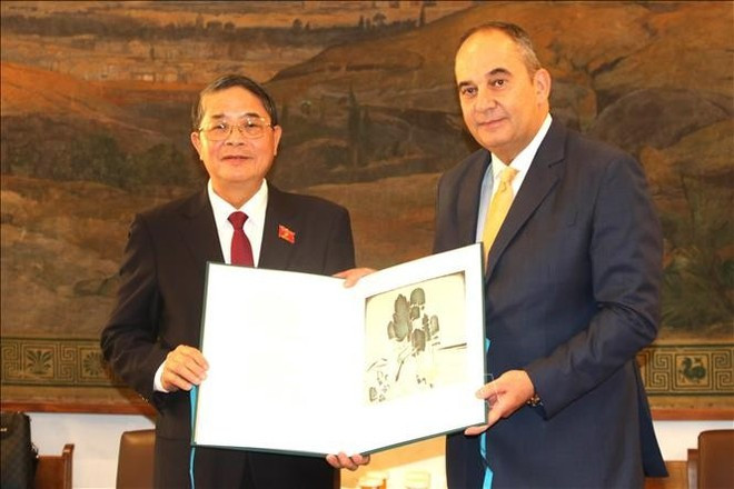 Le premier vice-président du Parlement grec Ioannis Plakiotakis (droite) et le vice-président de l’Assemblée nationale du Vietnam (AN), Nguyen Duc Hai (à gauche). Photo : VNA. Le premier vice-président du Parlement grec Ioannis Plakiotakis (droite) et le vice-président de l’Assemblée nationale du Vietnam (AN), Nguyen Duc Hai (à gauche). Photo : VNA.