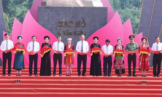 e secrétaire général Tô Lâm et des délégués coupent la bande d'inauguration de la statue du Président Hô Chi Minh à Tân Trào. Photo : VNA e secrétaire général Tô Lâm et des délégués coupent la bande d'inauguration de la statue du Président Hô Chi Minh à Tân Trào. Photo : VNA
