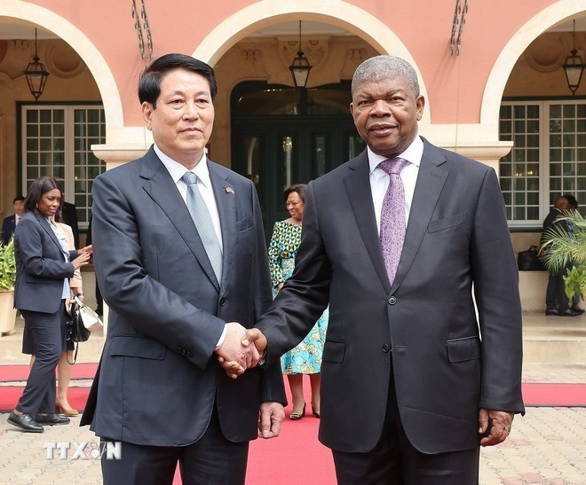 Le président vietnamien Luong Cuong (gauche) et son homologue angolais João Manuel Gonçalves Lourenço. Photo : VNA.