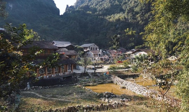 Dans les montagnes du Nord, le Têt prend une dimension différente au cœur des villages de pierre millénaires de Cao Bang, où l’architecture et le mode de vie traditionnels demeurent intacts. Photo: NDEL