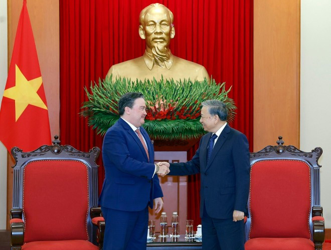 Le secrétaire général To Lam (droite) et l'ambassadeur américain Marc Knapper. Photo : VNA.