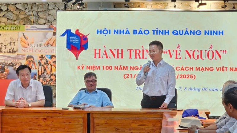 Le journaliste Do Ngoc Ha, vice-président permanent de l’Association des journalistes de la province de Quang Ninh, prend la parole lors de la rencontre. 2.jpg