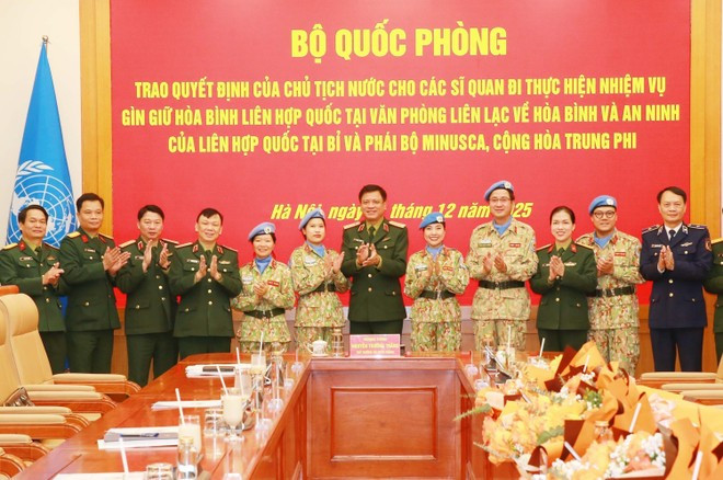 La cérémonie est présidée par le général de corps d’armée Nguyên Truong Thang, vice-ministre de la Défense et chef du comité de pilotage du ministère pour la participation aux opérations de maintien de la paix. Photo: VNA