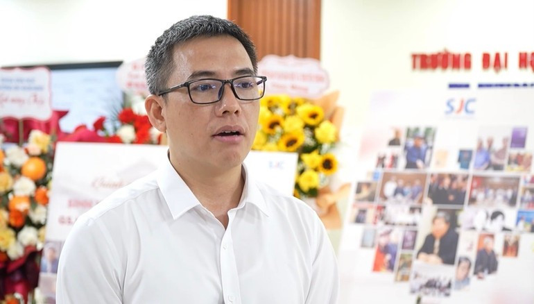 Le docteur Phan Van Kien partage son point de vue sur le développement du journalisme multiplateforme. Photo : NDEL. kien.jpg