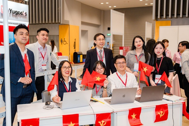M. Truong Xuan Trung (troisième debout à partir de la droite) conduit la délégation d’entreprises des Émirats arabes unis au Vietnam pour participer à Vietnam International Sourcing 2025. 5444030577089761688261648754982883705222615n-20510396.jpg