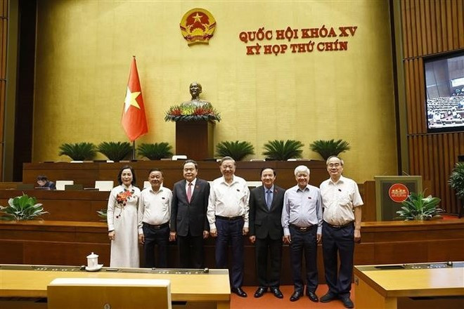 Le secrétaire général du Parti, To Lam (au milieu), et le président de l'Assemblée nationale, Tran Thanh Man (3e à partir de la gauche), et des délégués présents à la séance. Photo : VNA. Le secrétaire général du Parti, To Lam (au milieu), et le président de l'Assemblée nationale, Tran Thanh Man (3e à partir de la gauche), et des délégués présents à la séance. Photo : VNA.