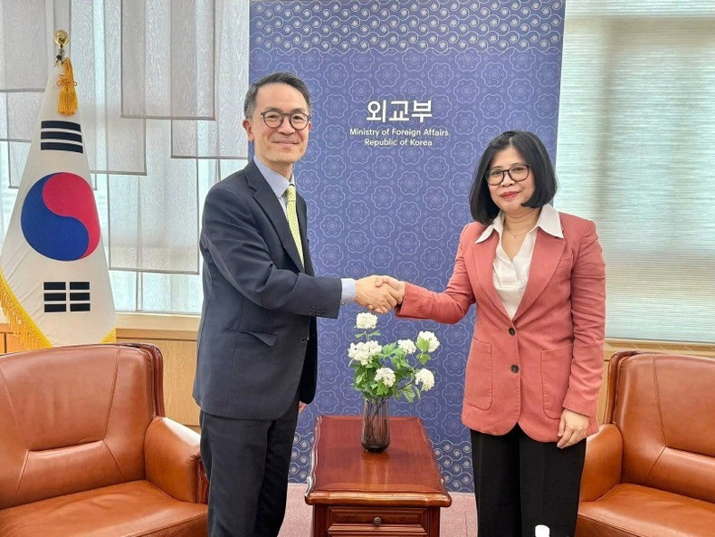 La consule générale Doan Phuong Lan a également une séance de travail avec M. Lee Dong Gi, directeur du département de l’Asie du Sud-Est et de l’ASEAN du ministère sud-coréen des Affaires étrangères. Photo : baoquocte. 3-11zon.jpg