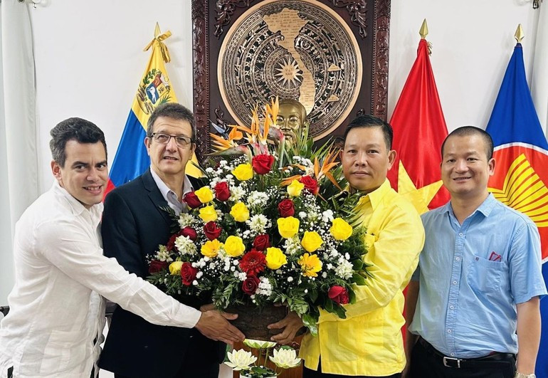 L’ambassade de Cuba a félicité l’ambassade du Vietnam à l’occasion du 80ᵉ anniversaire de la Fête nationale du 2 septembre. (Photo : Ambassade du Vietnam au Venezuela) m3.jpg