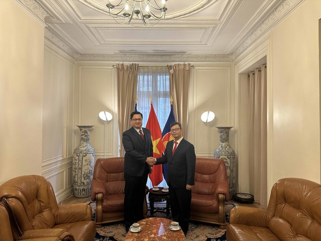 L'ambassadeur Kalamoungkhoune Souphanouvong et l'ambassadeur Trinh Duc Hai (droite). Photo: VNA