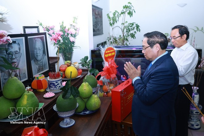 Le PM Pham Minh Chinh se rend hommage de l'ancien secrétaire général du Parti Nguyen Van Linh. Photo: VNA