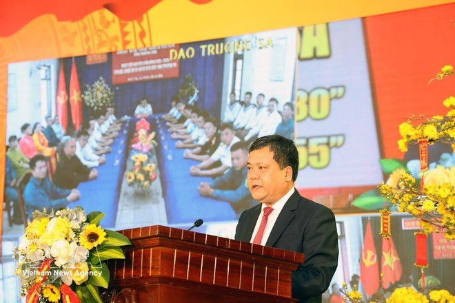 Tran Phong, président du Comité populaire provincial de Khanh Hoa, a présenté ses vœux de Nouvel An aux officiers, soldats et personnels travaillant dans la zone spéciale de Truong Sa. Photo : VNA