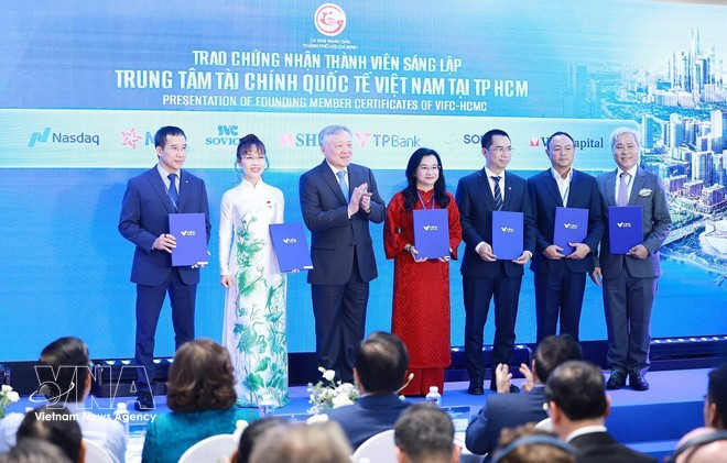 Le Premier ministre Nguyen Hoa Binh remet des certificats de membre fondateur à des unités et entreprises. Photo : VNA