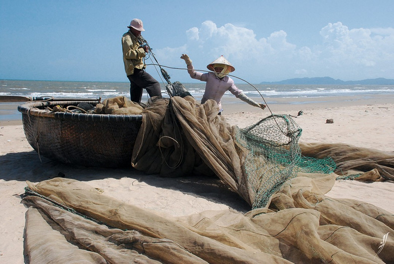 À Phú Quôc, la vie des pêcheurs se déroule au rythme des vagues, du vent et des marées. Dès l’aube, avant même que le jour ne se lève, les habitants commencent à préparer les filets sur la plage. keo-luoi-o-vung-tau.jpg