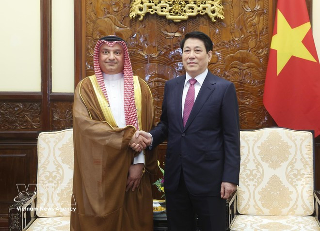 Le président de la République, Luong Cuong (droite) et l’ambassadeur d’Arabie saoudite, Thamer Mohammed al-Gosaibi. Photo: VNA