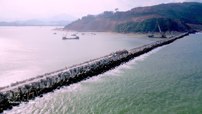 Le projet du port de Liên Chiêu et de la route côtière reliant le port, dans le quartier de Hqi Vân (ville de Dà Nqng), entre dans sa phase d’achèvement. Photo : VNA