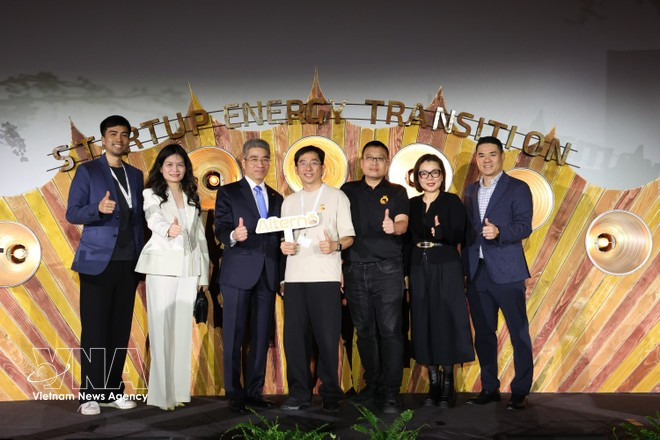 L'ambassadeur du Vietnam en Allemagne, Nguyen Dac Thanh (troisième, gauche), et Hai Ho et Nam Nguyen, cofondateurs d'Alterno, et le personnel de l'ambassade. Photo : VNA