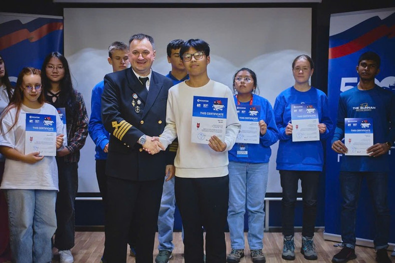 Le capitaine a remis un certificat attestant la participation complète aux cours dispensés à bord à l’ensemble des candidats. image-2.jpg