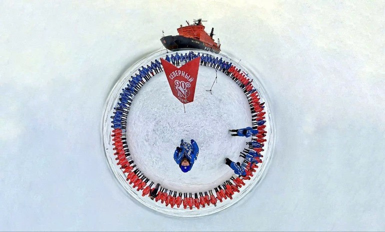 Les membres de l’expédition ont immortalisé leur présence au pôle Nord. image.jpg
