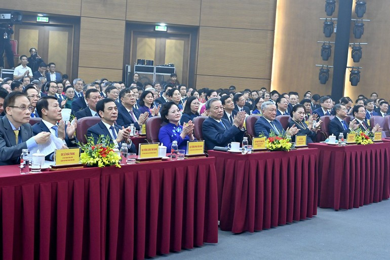 Le secrétaire général To Lam et les délégués assistent à la cérémonie marquant le 80e anniversaire de la fondation du ministère de l’Intérieur. (Photo : Dang Khoa) image-21.jpg