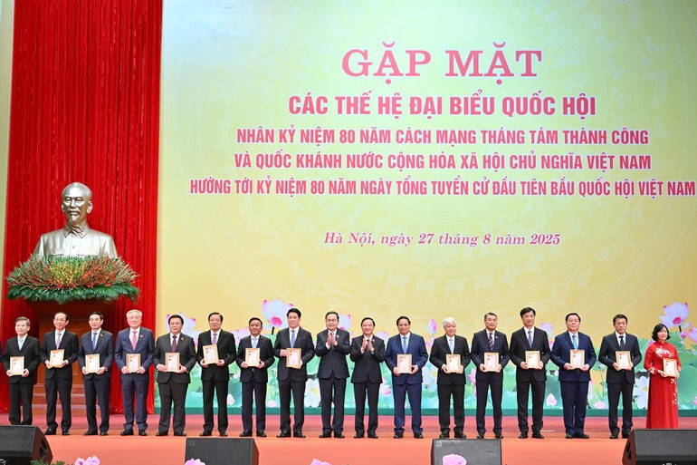 Lors de la rencontre, le Comité permanent de l’Assemblée nationale a remis l’Insigne “Pour la cause de l’Assemblée nationale du Vietnam” à des personnalités méritantes. Photo: NDEL image-12.jpg