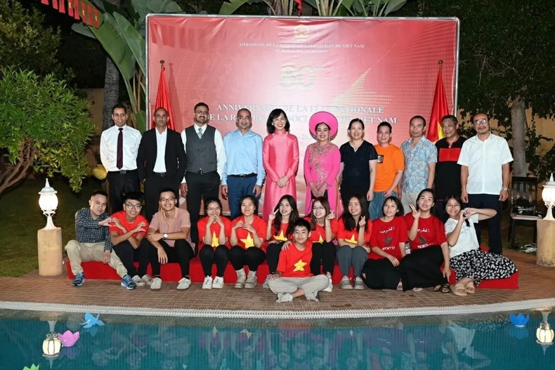 Les délégués ont pris une photo souvenir avec des représentants de la communauté vietnamienne et des enfants vivant au Maroc. Photo: Baoquocte s7.jpg