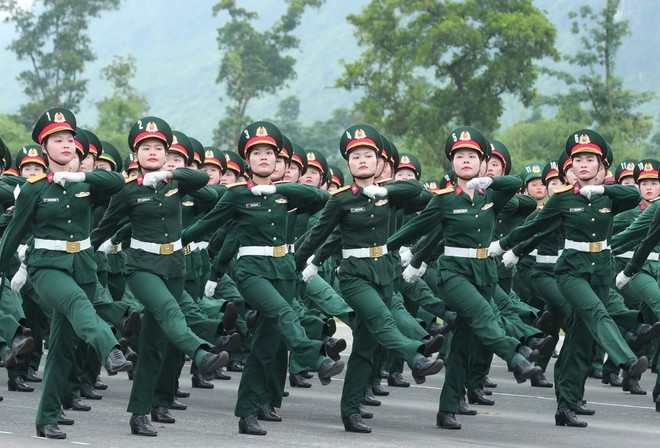 Des femmes du personnel médical participent à l'entraînement collectif. Photo : VNA. Des femmes du personnel médical participent à l'entraînement collectif. Photo : VNA.