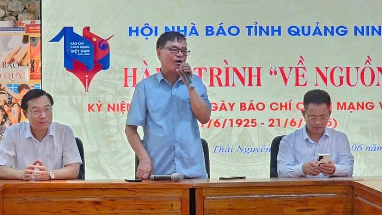 Le journaliste Phan Huu Minh échange avec les membres de l’Association des journalistes de la province de Quang Ninh. 3.jpg