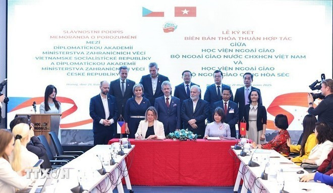 Le président du Sénat tchèque, Miloš Vystrčil, supervise la signature du mémorandum d’entente entre l’Académie diplomatique du Vietnam et l’Académie diplomatique tchèque. Photo : VNA