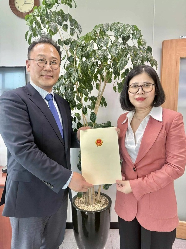 La consule générale Doan Phuong Lan remet la lettre de nomination du ministre vietnamien des Affaires étrangères au directeur du protocole du ministère sud-coréen des Affaires étrangères, M. Kwon Jae Hwan. Photo : baoquocte. tong-lanh-su-viet-nam-tai-busan-doan-phuong-lan-trao-thu-uy-nhiem-va-lam-viec-voi-bo-ngoai-giao-han-quoc-20250605155330-11zon.jpg