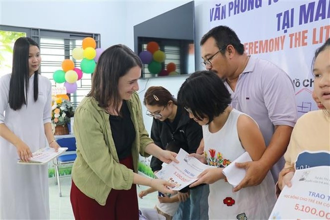 Un représentant de l’organisation Enfants d’Asie remet un soutien financier et des cadeaux de la Fête de la mi-automne aux enfants en situation difficile lors de la cérémonie. Photo : VNA Un représentant de l’organisation Enfants d’Asie remet un soutien financier et des cadeaux de la Fête de la mi-automne aux enfants en situation difficile lors de la cérémonie. Photo : VNA