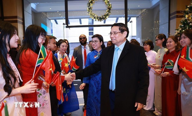 Le personnel de l&apos;ambassade ainsi que la communauté vietnamienne d&apos;Afrique du Sud accueillent le Premier ministre Pham Minh Chinh et son épouse. Photo : VNA