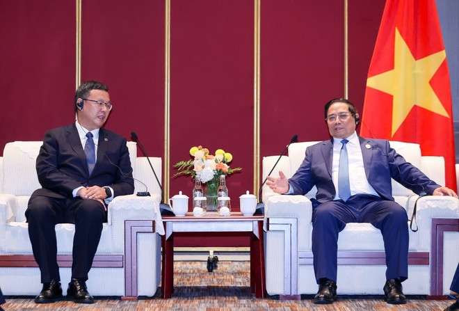 Le Premier ministre Pham Minh Chinh et Jonathan Choi, président du groupe Sunwah basé à Hong Kong, lors de leur réunion du 24 juin 2025. Photo : VNA. Le Premier ministre Pham Minh Chinh et Jonathan Choi, président du groupe Sunwah basé à Hong Kong, lors de leur réunion du 24 juin 2025. Photo : VNA.