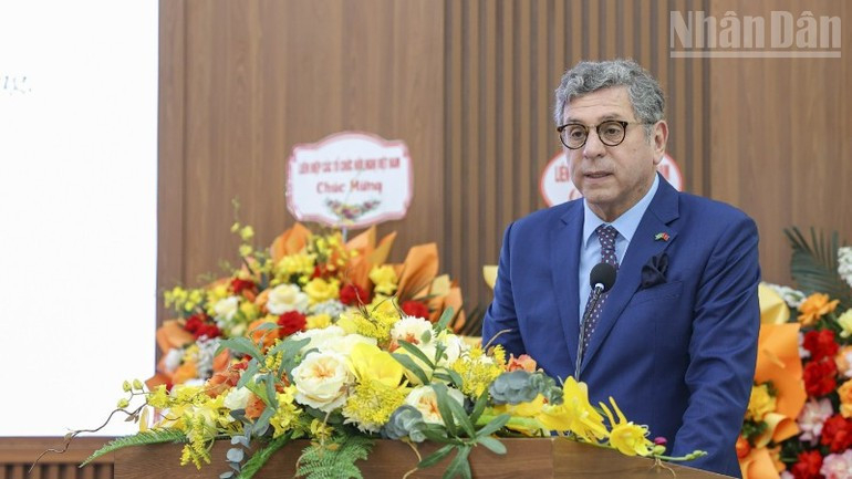L’ambassadeur du Brésil au Vietnam, Marco Farani, prend la parole lors du congrès. Photo : NDEL. 2b.jpg