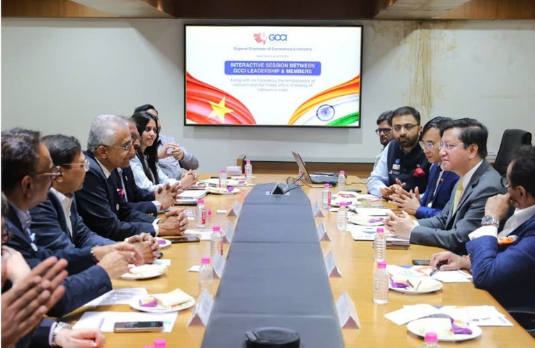 La délégation de travail lors de la rencontre avec la Chambre de commerce et d’industrie de l’État du Gujarat. (Photo : Bureau du commerce du Vietnam en Inde) image.jpg