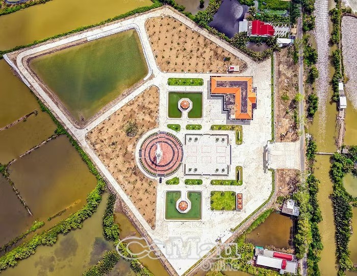 L’ensemble du site de la Victoire de Dam Doi - Cai Nuoc - Cha La se trouve au bord d’une rivière, cerné par des bassins de crevettes florissants. Il constitue l’un des ouvrages emblématiques saluant le premier Congrès du Comité du Parti de la province de Ca Mau pour le mandat 2025-2030. f2ba9af38bba62e43babjpg-11zon.jpg