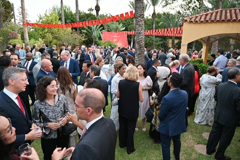 La cérémonie réunit plus de 400 invités, dont des représentants du gouvernement, des ministères, des collectivités locales, des ambassadeurs, des chefs de mission d’organisations internationales ainsi que des membres de la communauté vietnamienne au Maroc. Photo: Baoquocte s4.jpg