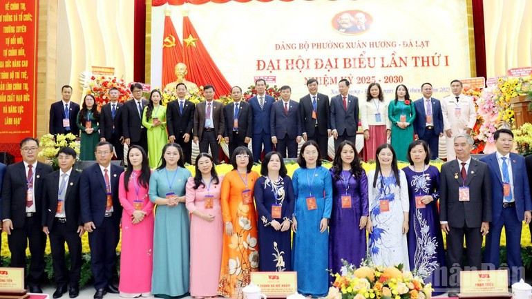 Les dirigeants nationaux et locaux prennent une photo souvenir avec le comité du Parti du quartier Xuan Huong – Da Lat. Photo : NDEL. 1-1.jpg