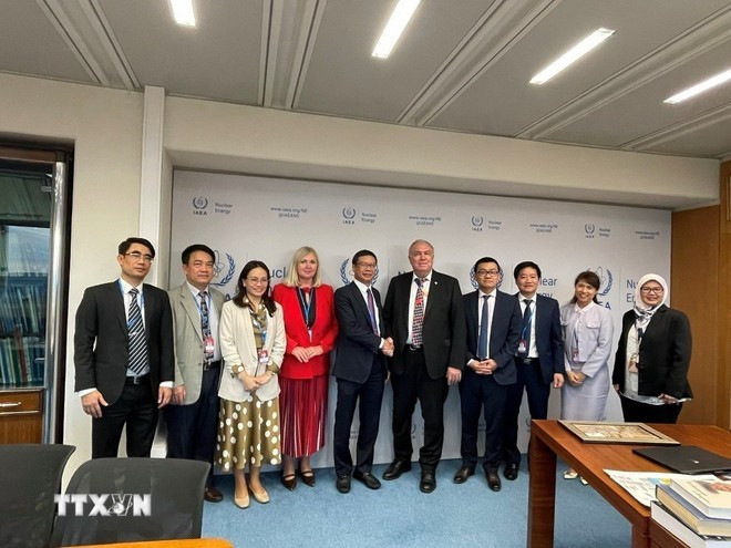 La délégation vietnamienne et le directeur général adjoint chargé de l'énergie nucléaire, Mikhail Chudakov (5e, droite). Photo: VNA La délégation vietnamienne et le directeur général adjoint chargé de l'énergie nucléaire, Mikhail Chudakov (5e, droite). Photo: VNA