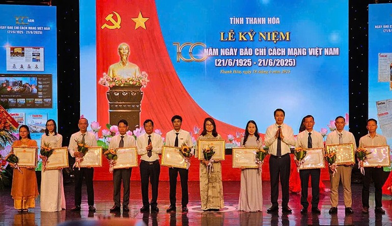 Les dirigeants de la province de Thanh Hoa remettent des certificats de mérite aux auteurs et groupes d’auteurs lauréats du prix de journalisme Trần Mai Ninh. Photo: NDEL giai-b.jpg